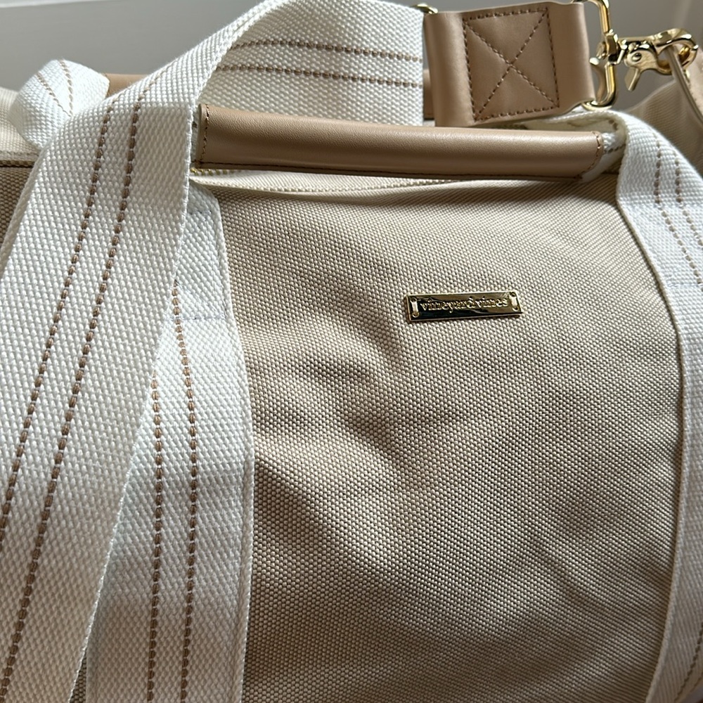 Vineyard Vines XL Weekender bag. NWOT. Tan and Crème with brass hardware.